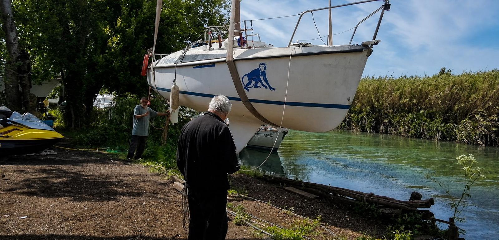 Velero durante trabajos en el astillero