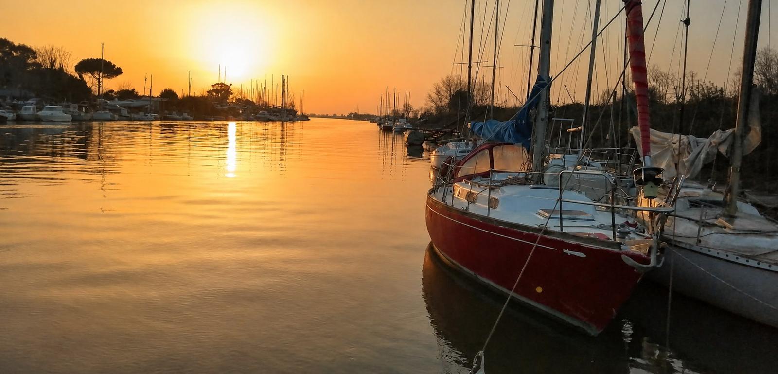 Barcos amarrados en el Tíber al atardecer