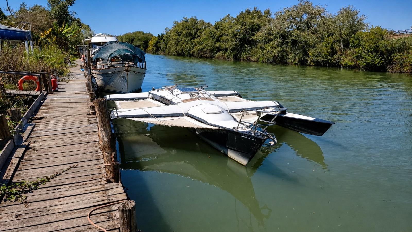 Pantalán y barcos en un tramo tranquilo del Tíber