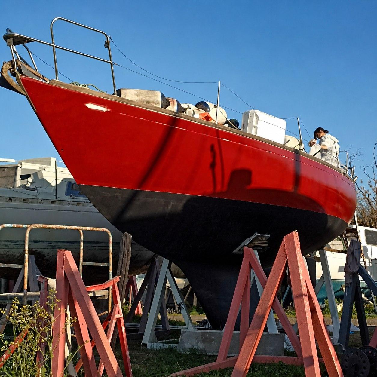 Barco alojado en el astillero