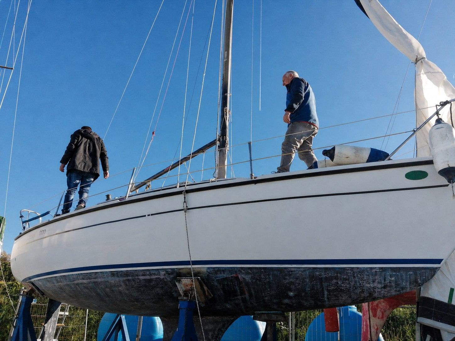 Trabajos en un velero en el astillero